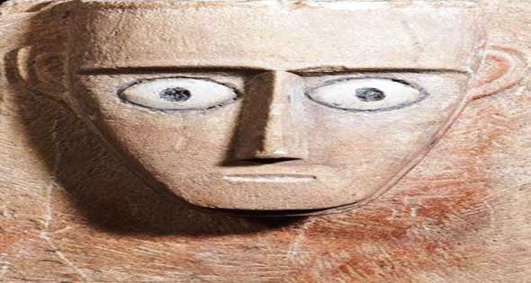 واجهة قبر يمنى في معرض بإسبانيا