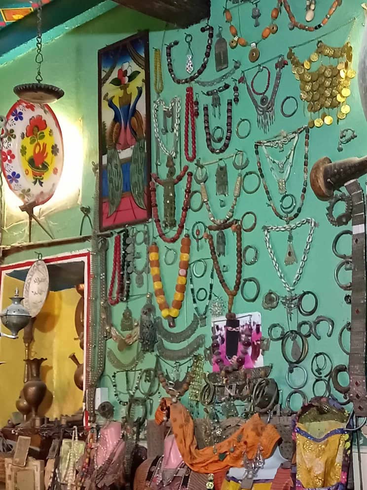 حب التراث يحول منزلاً إلى متحف (شواهد)