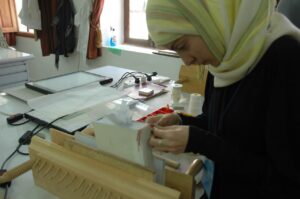 خبيرات ترميم المخطوطات: النساء في مواجهة زوال ذاكرة اليمن